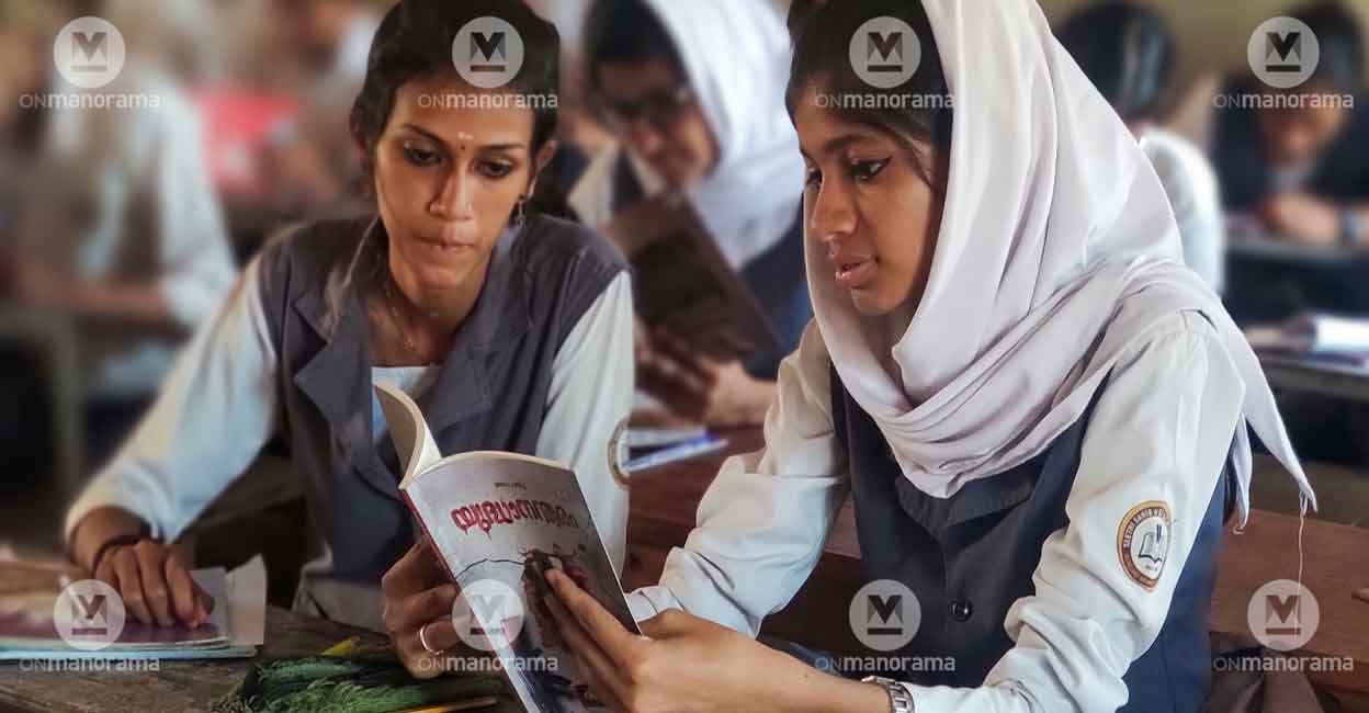 Prathisha Prabhakaran peaks ahead as her friend Fida Rafi reads Rihan Rashid's Yudhanantharam. Photo: George Poikayil | Manorama Prathisha Prabhakaran peaks ahead as her friend Fida Rafi reads Rihan Rashid's Yudhanantharam. Photo: George Poikayil | Manorama