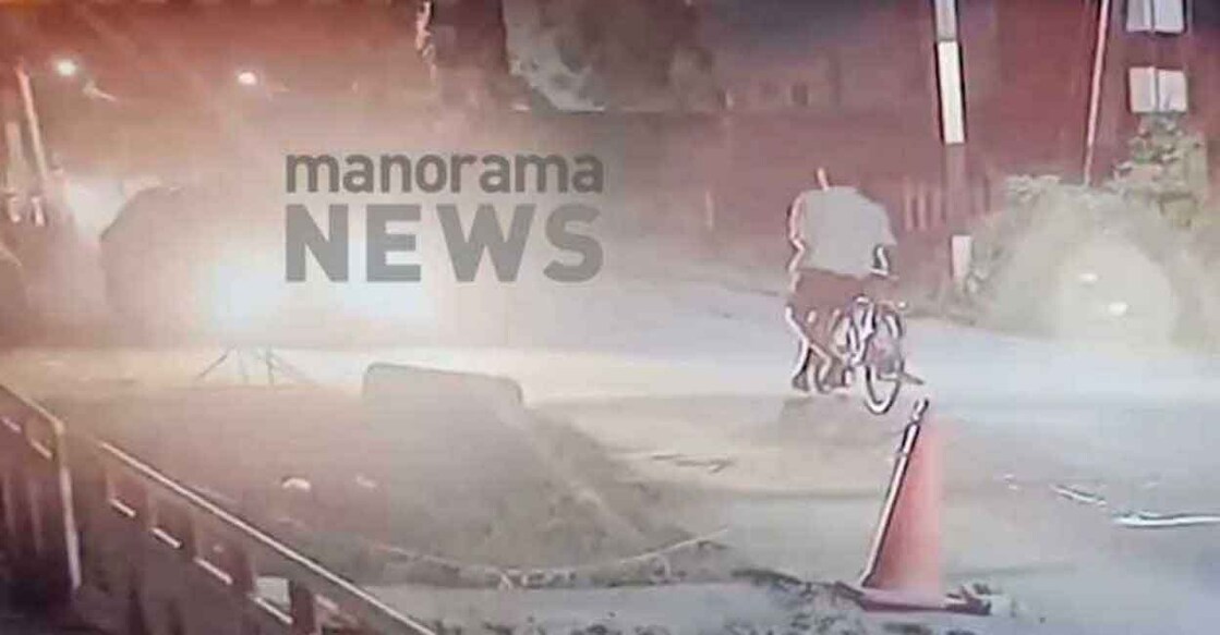 The accident took place at the Thakazhy level crossing. Photo: Screengrab/Manorama News The accident took place at the Thakazhy level crossing. Photo: Screengrab/Manorama News