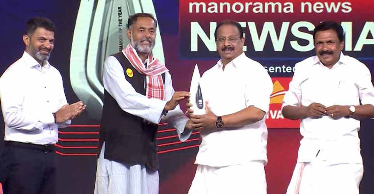 Political activist Yogendra Yadav (second from left) presenting the Manorama News Newsmaker 2021 award to KPCC chief K Sudhakaran in the presence of Malayala Manorama Executive Editor and Director Jayant Mammen Mathew (left) and KLM Axiva Finvest Executive Director Shibu Thekkumpuram. 