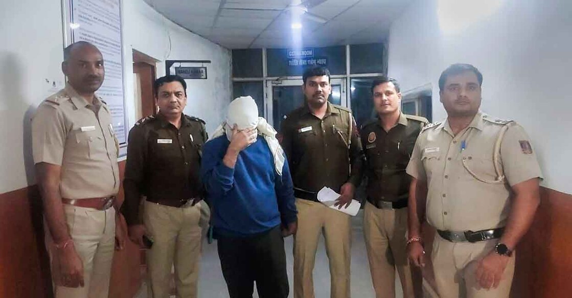 Police personnel along with accused Aftab Ameen Poonawala pose for the media, at Mehrauli Police Station, in New Delhi, Monday, Nov. 14, 2022. Photo: PTI