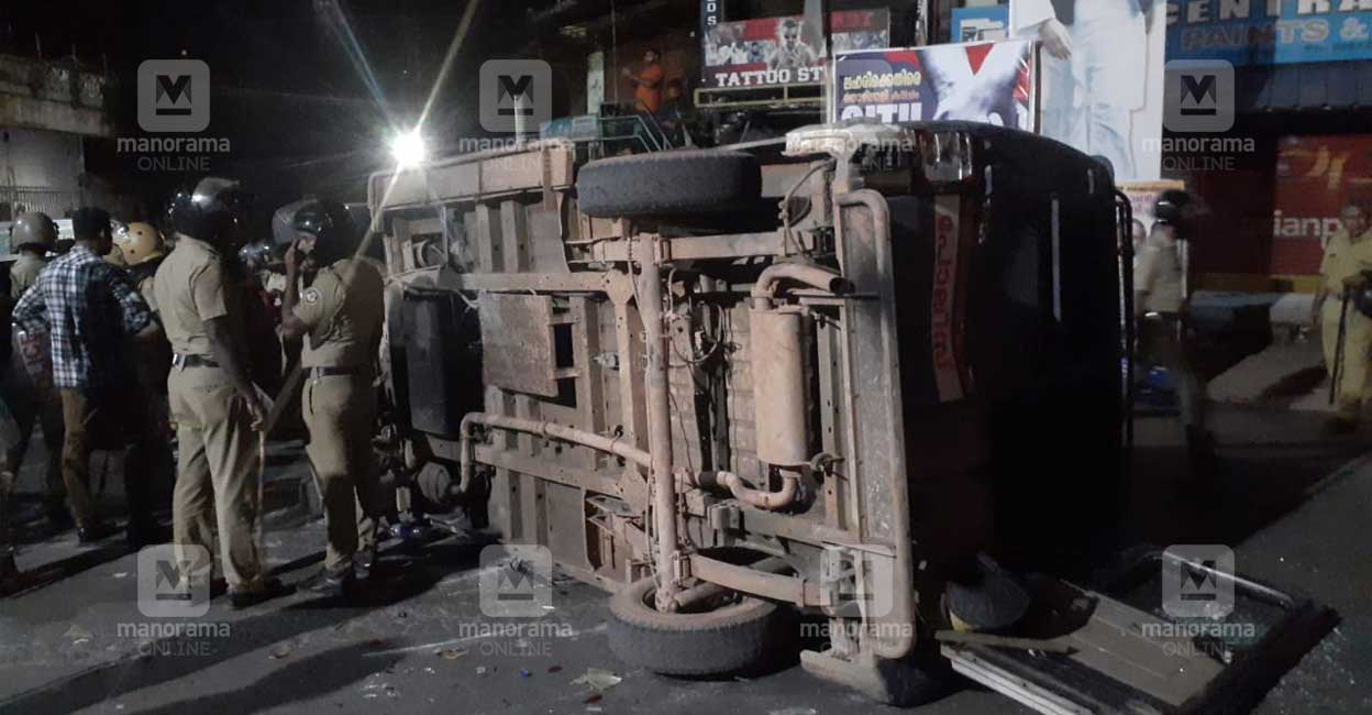 Vizhinjam Police Station Clash Police vehicle vandalized by protestors at Vizhinjam police station after cops refused to release those in custody on November 27, 2022. Photo: Manorama
