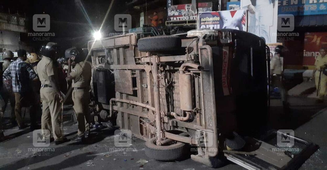 Police vehicle vandalized by protestors at  Vizhinjam police station after cops refused to release those in custody on November 27, 2022. Photo: Manorama