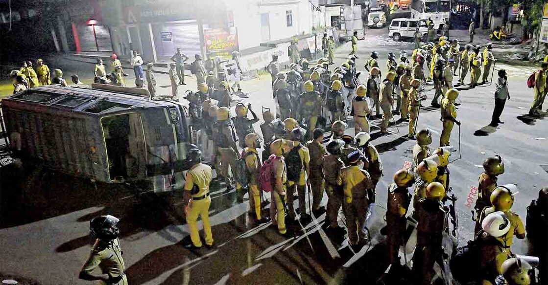 Police vehicle vandalized by protestors at  Vizhinjam police station after cops refused to release those in custody on November 27, 2022. Photo: Manorama