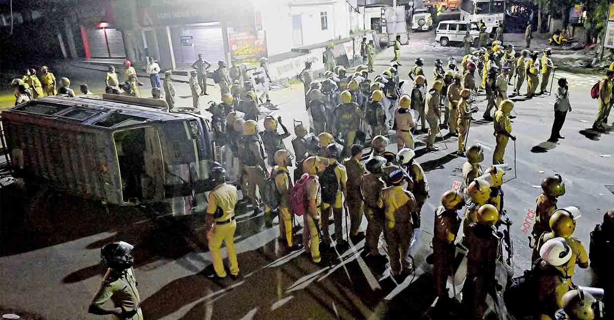 Police vehicle vandalized by protestors at  Vizhinjam police station after cops refused to release those in custody on November 27, 2022. Photo: Manorama