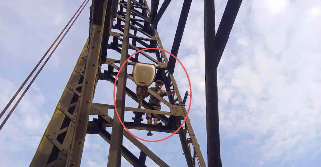 Fort Kochi native Kamal climbed the bridge and threatened to jump, demanding permission to meet his brothers who were taken into police custody following the clash at the Maharaja's College. Photo: Manorama