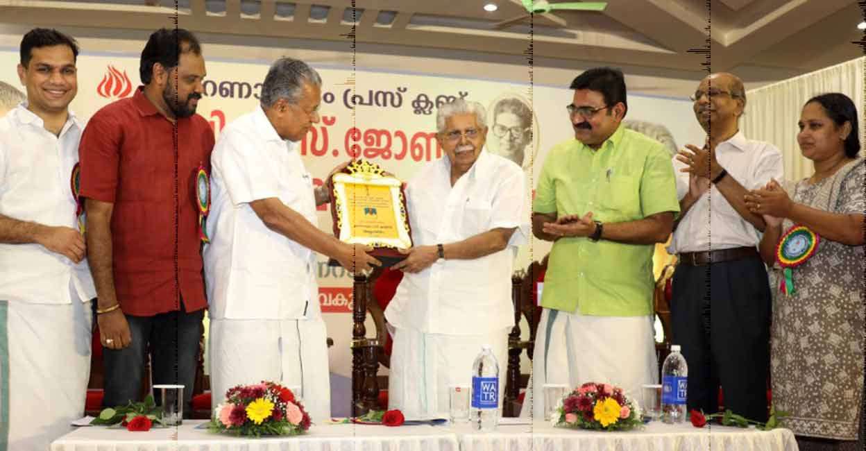 Kerala Chief Minister Pinarayi Vijayan presents the PS John Endowment Award to Vayalar Ravi at the Ernakulam Press Club on Saturday. Photo: Special arrangement