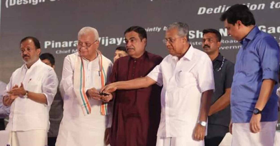 Union Minister Nitin Gadkari is flanked by Kerala Governor Arif Mohammed Khan (left) and Chief Minister Pinarayi Vijayan during the inauguration of multiple national highway projects in Thiruvananthapuram on Thursday. Photo: Twitter/ @nitin_gadkari