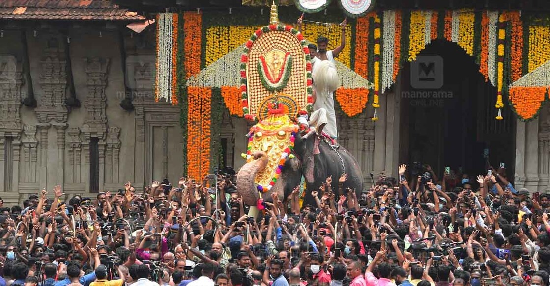 തൃശൂർ പൂരത്തിന് തുടക്കം കുറിച്ച്  നെയ്തലക്കാവ് ഭഗവതിയുടെ തിടമ്പുമായി എഴുന്നള്ളുന്ന കൊമ്പൻ എറണാകുളം ശിവകുമാർ തെക്കേ ഗോപുര നട തുറന്നിറങ്ങുമ്പോൾ അവേശത്തോടെ സ്വീകരിക്കുന്നവർ. ഫയൽ ചിത്രം : റസൽ ഷാഹുൽ ∙ മനോരമ