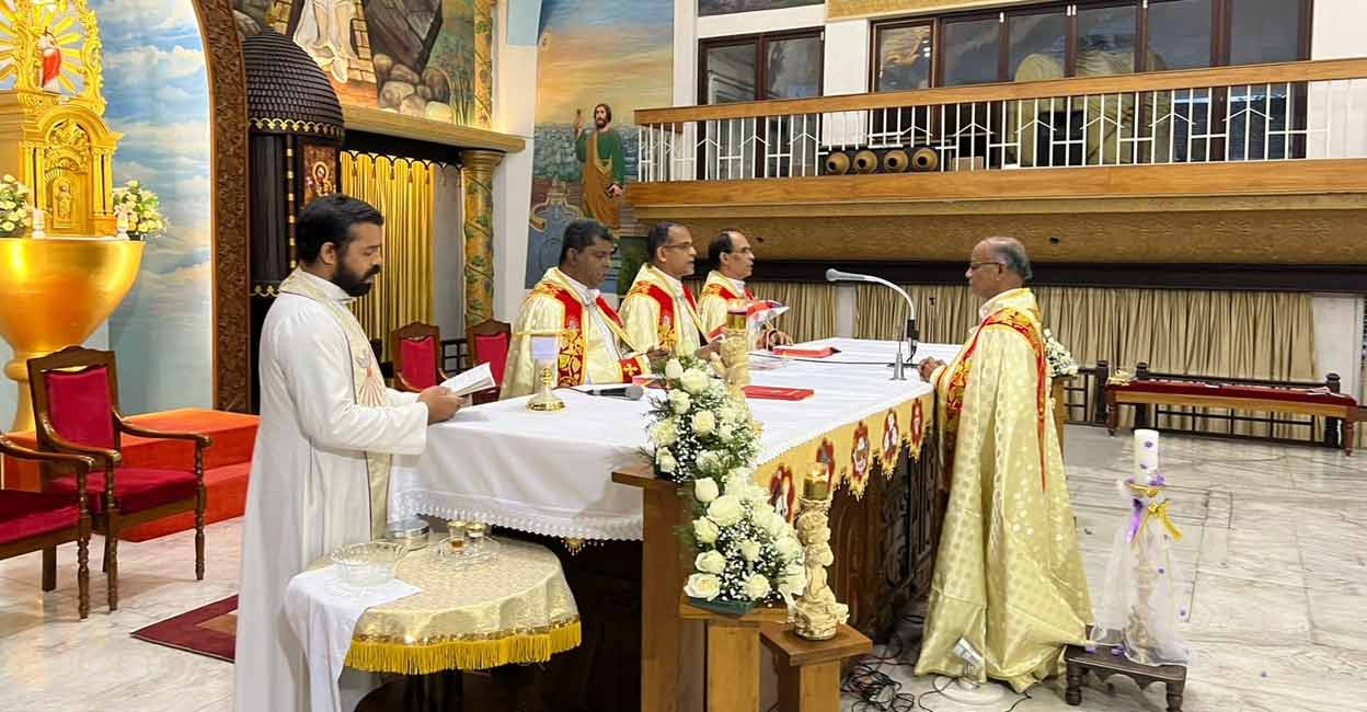 Fr Antony Poothavelil (right), administrator of church, stands before priests offering congregation-facing mass inside the St Mary's Cathedral Basilica in Kochi. File Photo: Facebook/ @EkmAngMajorArchEparchy