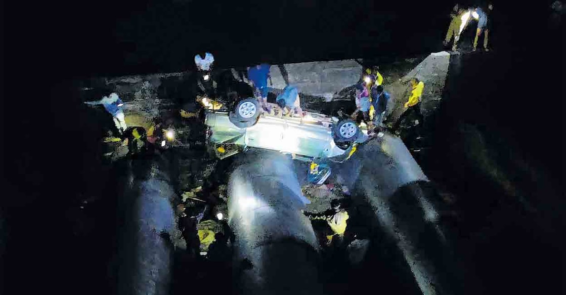 കുമളിക്കു സമീപം പെൻസ്റ്റോക്ക് പൈപ്പിനു മുകളിലേക്കു പതിച്ച തീർഥാടക വാഹനം.