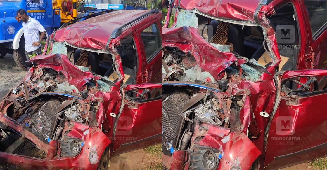 car-collides-with-bike-accident തൃശൂരിൽ ബസുമായി കൂട്ടിയിടിച്ച് തകർന്ന കാർ