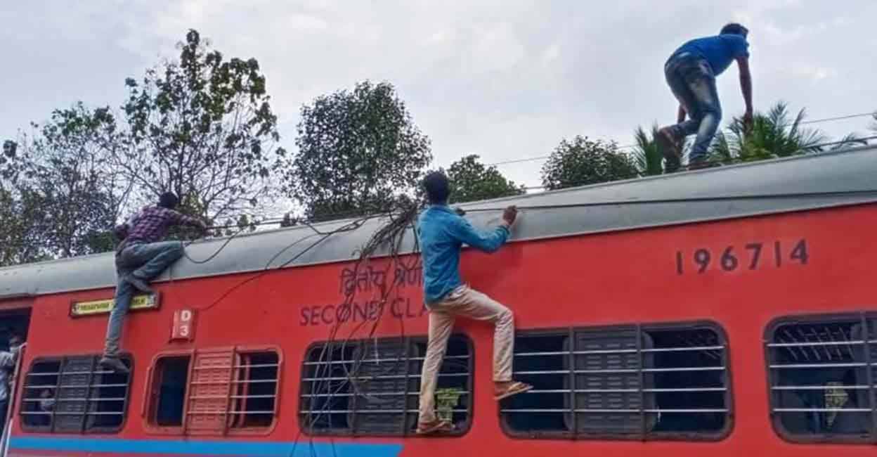 Major disaster averted as overhead power cable snaps, falls on Delhi-bound Kerala Express The running train – which had an electric engine - came to a sudden stop when the power supply was cut, spreading panic among passengers.