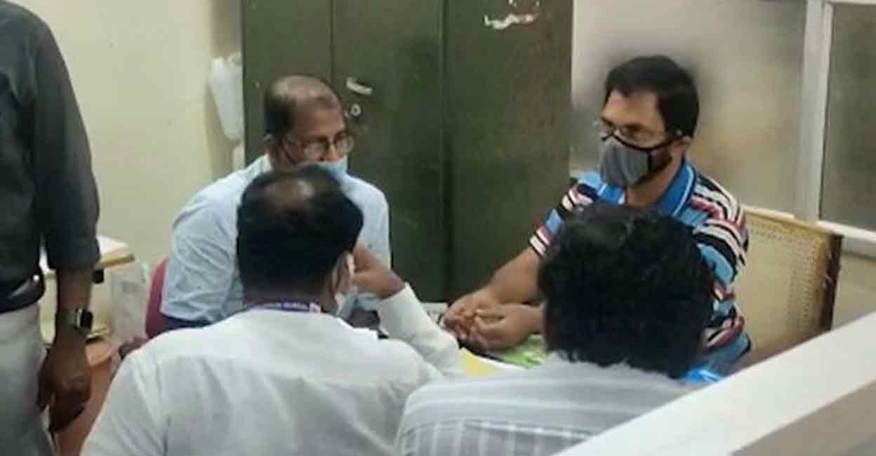 KWA bribery Vigilance officers arrested the KWA assistant engineer in Kozhikode.