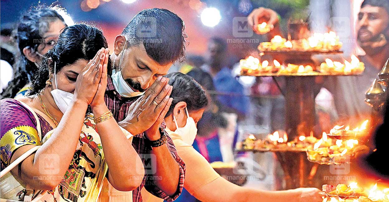 Attukal pongala Devotees pray at the Attukal Bhagavathy temple in Thiruvananthapuram for Attukal Pongala. File photo: Rinkuraj Mattancheril/Manorama
