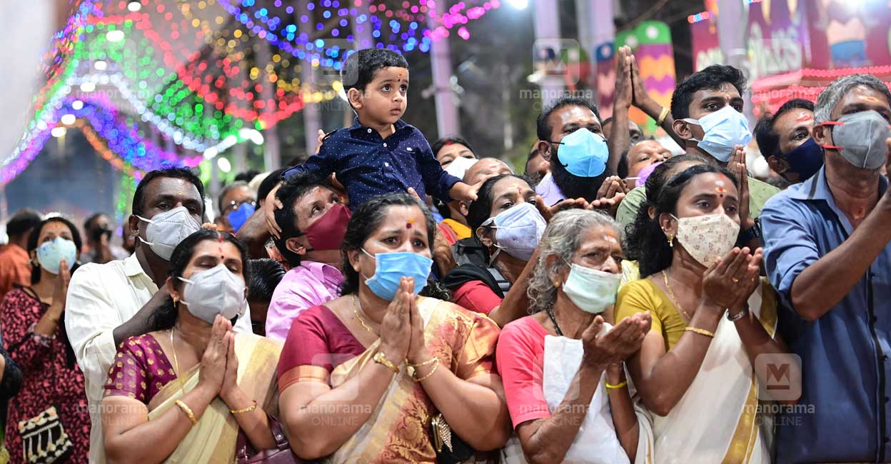 attukal-3 Devotees pray at the Attukal Bhagavathy temple in Thiruvananthapuram for Attukal Pongala. Photo: Rinkuraj Mattancheril/Manorama