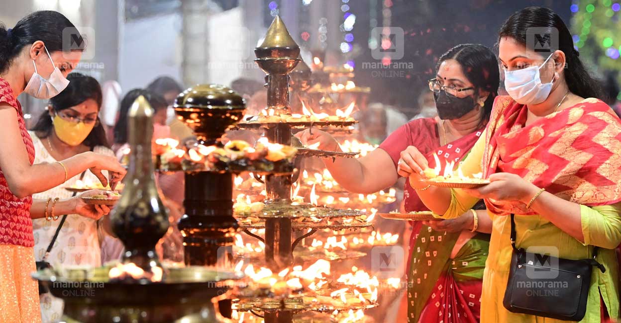 Attukal Pongala Devotees pray at the Attukal Bhagavathy temple in Thiruvananthapuram for Attukal Pongala. Photo: Rinkuraj Mattancheril/Manorama