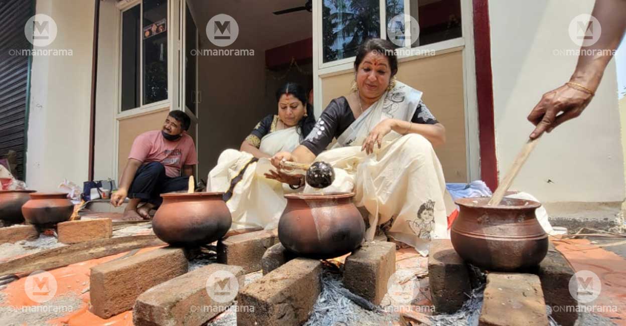 Attukal pongala Television actors Suma Madan, Anjitha Sudheesh perform rituals at the Attukal pongala. Photo: Rinkuraj Mattancheril/Manorama