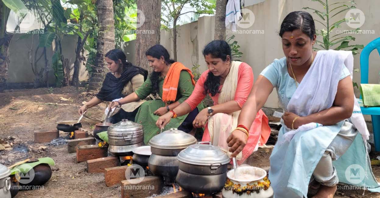 attukal-pongala-6 Women devotees light the make-shift hearths at their homes for Attukal pongala. File photo: Rinkuraj Mattancheril/Manorama