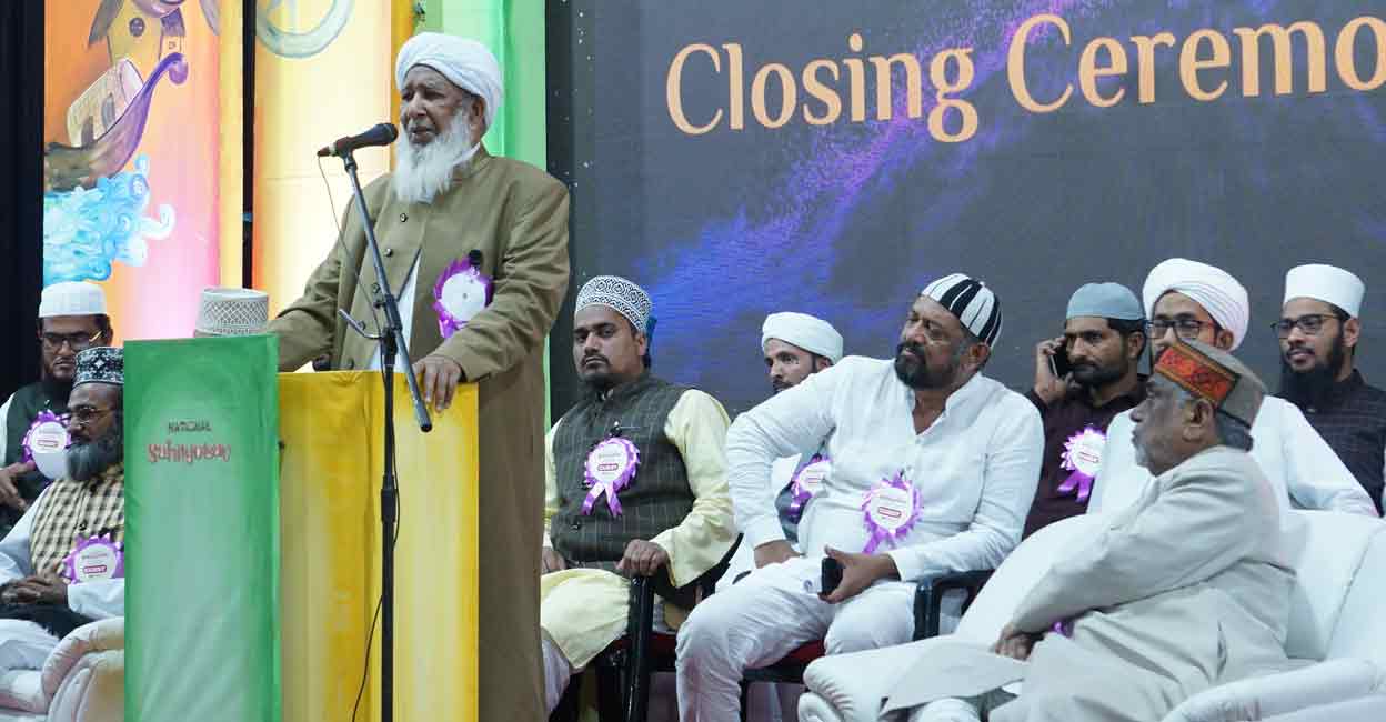 Indian Grand Mufti Kanthapuram Aboobaker Musliyar inaugurating the closing ceremony of SSF National Sahityotsav in Rajkot on Saturday. Photo: Special arrangement