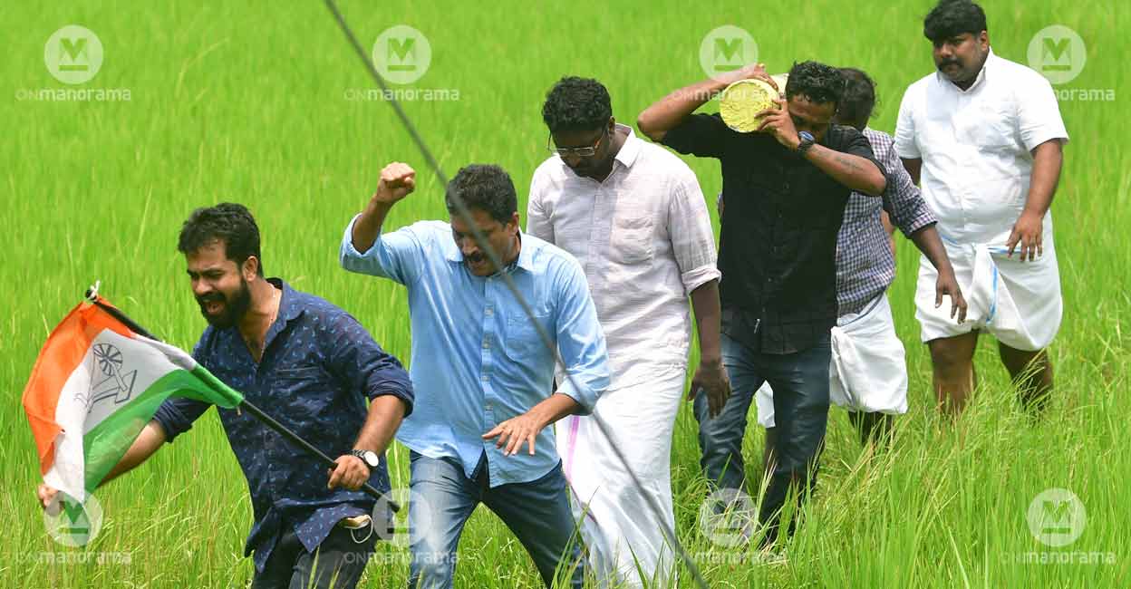 Protests against SilverLine project's survey at Chottanikara, Ernakulam. Photo: Josekutty J Panackal/Manorama
