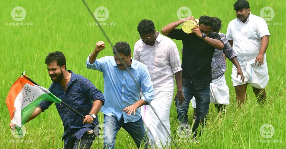 K-Rail-Chottanikkara-protest1 Protests against SilverLine project's survey at Chottanikara, Ernakulam. Photo: Josekutty J Panackal/Manorama