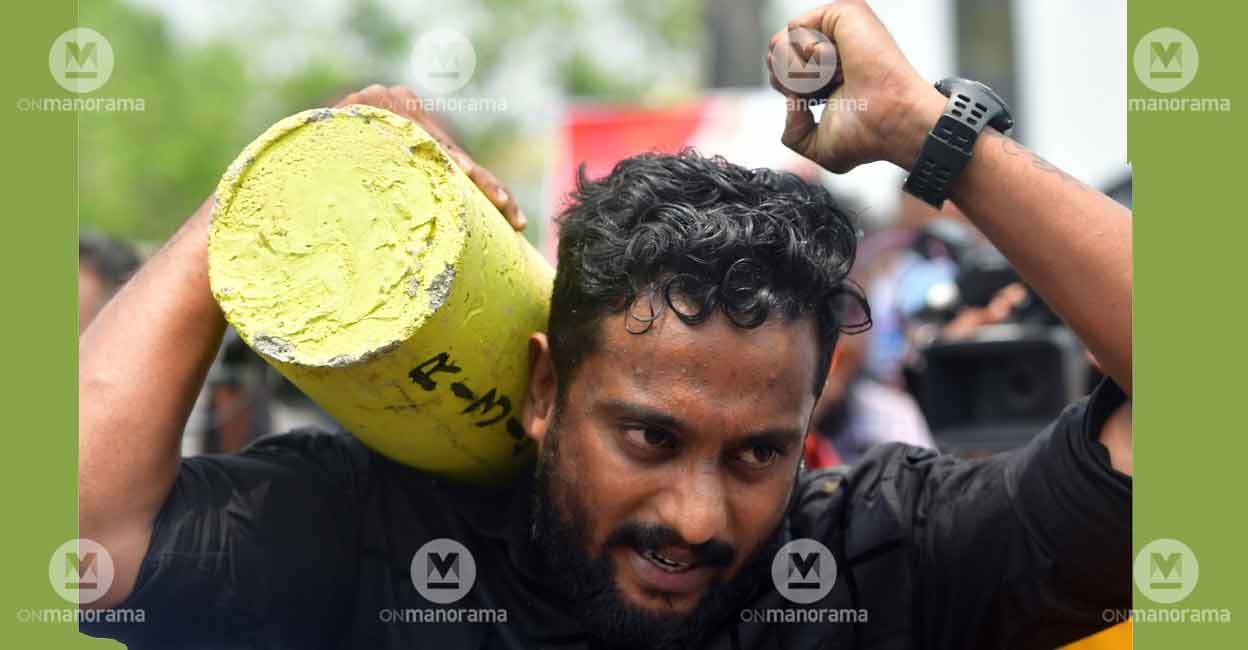 Silverline Protests against SilverLine project's survey at Chottanikara, Ernakulam. Photo: Josekutty J Panackal/Manorama