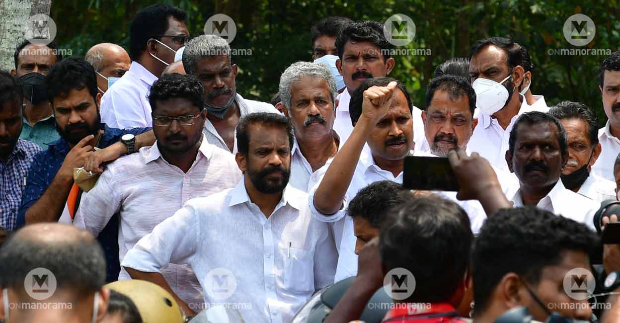K-Rail-Chottanikkara_06 Protests against SilverLine project's survey at Chottanikara, Ernakulam. Photo: Josekutty J Panackal/Manorama