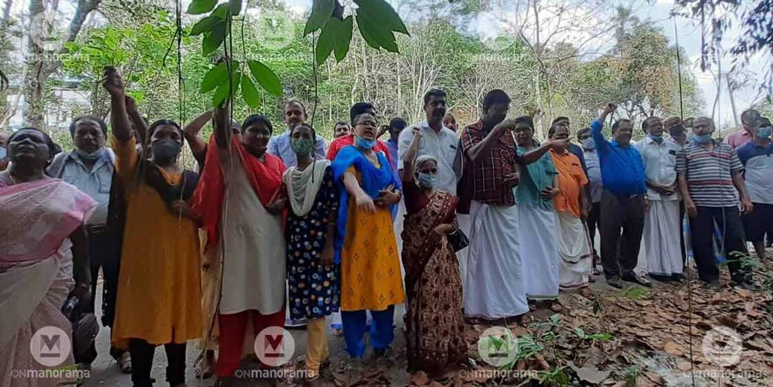  Protests against Silverline survey at Kuzhiyalippadi in Kottayam. Photo: Manorama