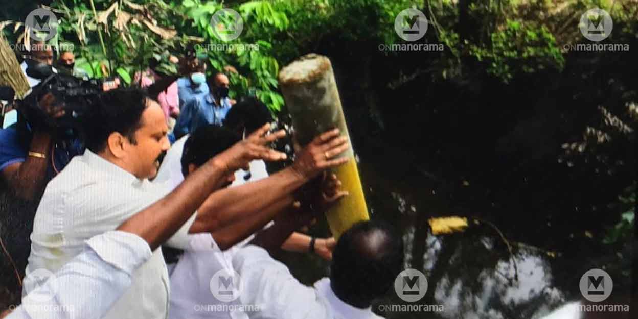 Silverline Protests against Silverline survey at Kuzhiyalippadi in Kottayam. Photo: Manorama