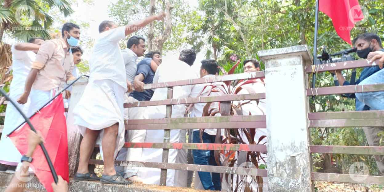 Silverline protest Youth Congress protest against K-rail at Kottayam Collectorate. Photo: Manorama