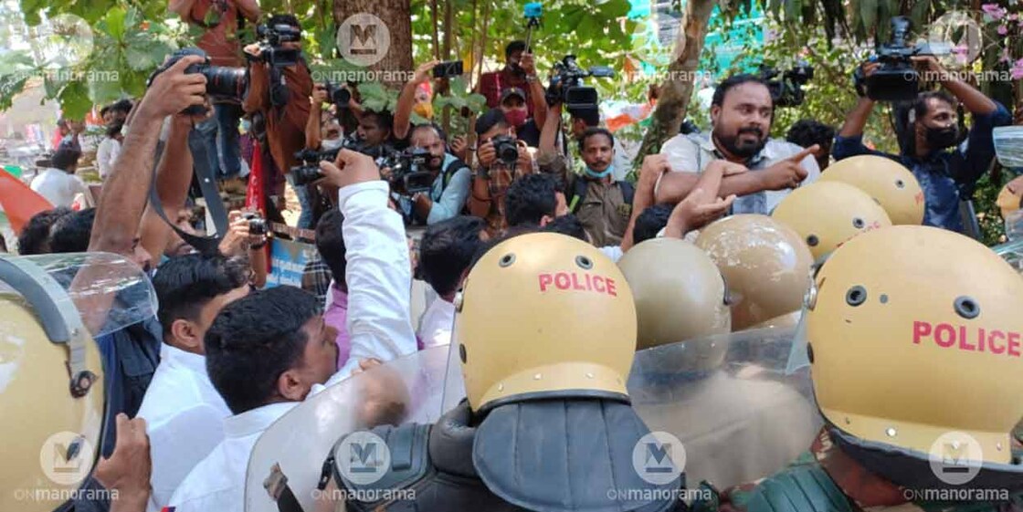Silverline protest Youth Congress protest against K-rail at Kottayam Collectorate. Photo: Manorama