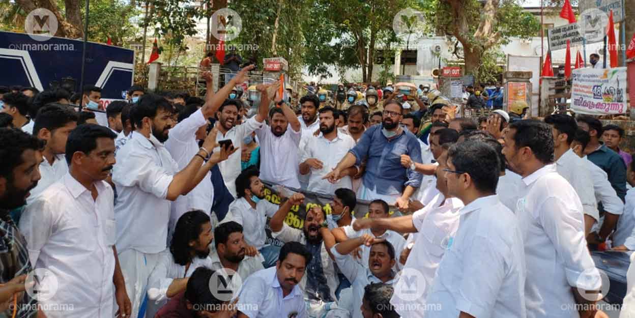 Silverline Youth Congress protest against K-rail at Kottayam Collectorate. Photo: Manorama