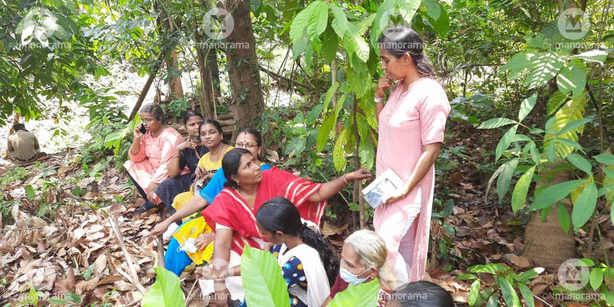 women-protest-silverline Anticipating a return of the surveyors, protestors stay put at Kuzhiyalippadi in Kottayam even after officials abandon survey. Photo: Manorama