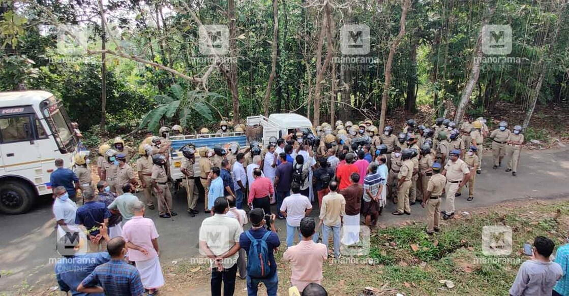 silverline-protest-sankranthi-3 Protesters gather at Sankrathi Kuzhiyalappadi as authorities prepare for Silverline survey. Photo: Manorama