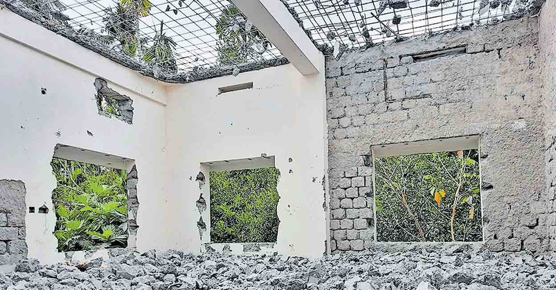 school-building ആദ്യപാഠം; അനാസ്ഥ: ഒന്നര വർഷം മുൻപ് 3.75 കോടി രൂപയ്ക്കു നിർമിച്ച തൃശൂർ ചെമ്പൂച്ചിറ ഗവ. ഹയർ സെക്കൻഡറി സ്കൂൾ കെട്ടിടം ബലക്ഷയത്തെത്തുടർന്നു പൊളിക്കുന്നു.