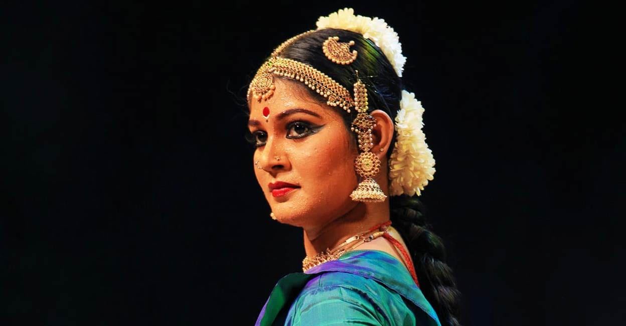 'Muslim' dancer Mansiya dropped by Koodalmanikyam Temple to perform as ...