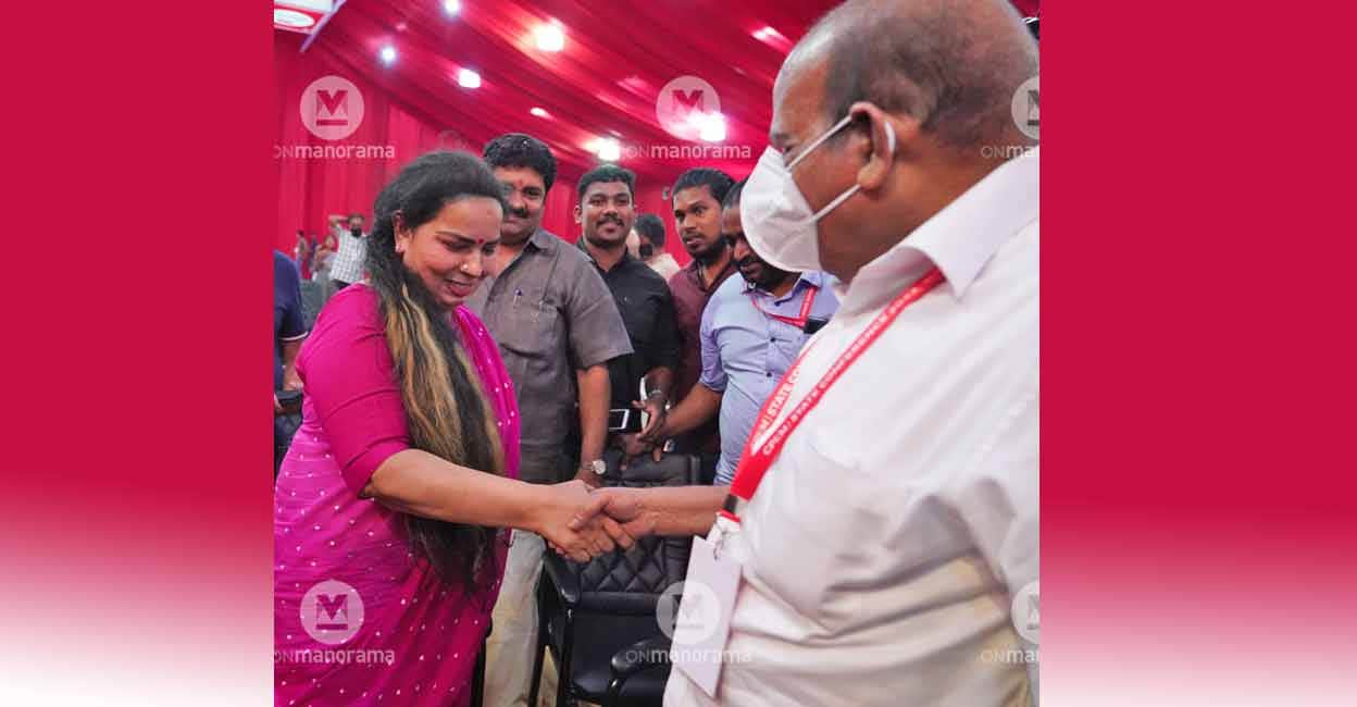 Kodiyeri Kodiyeri Balakrishnan's wife SR Vinothini congratulates him after being selected as the CPM State Secretary for the third time in a row. Photo: EV Sreekumar