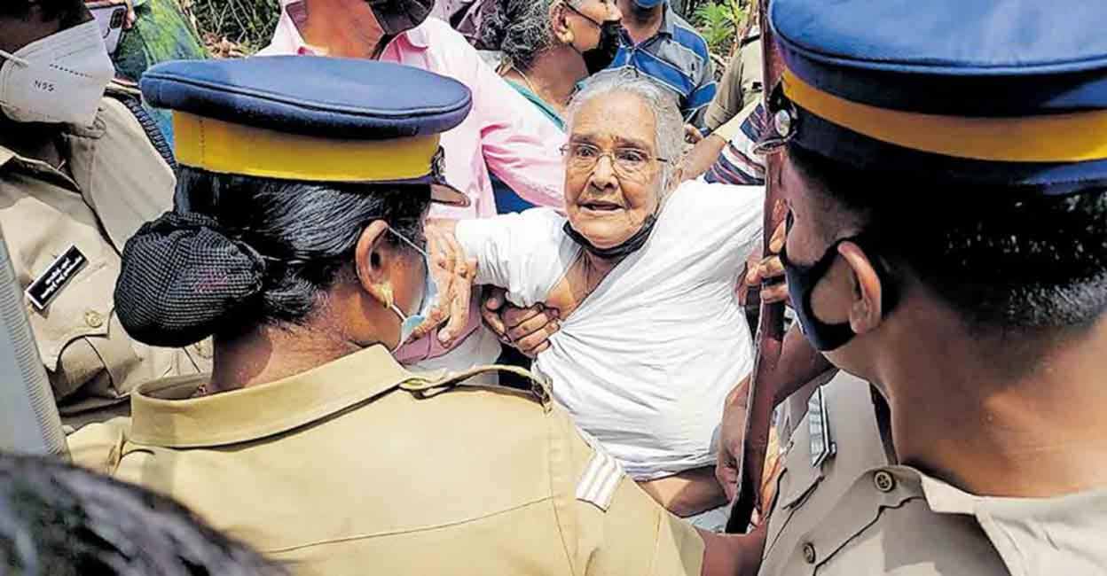 Protest against K-Rail Local residents of Piralassery at Mulakkuzha in Chengannur came out in protest for the second consecutive day on Friday.