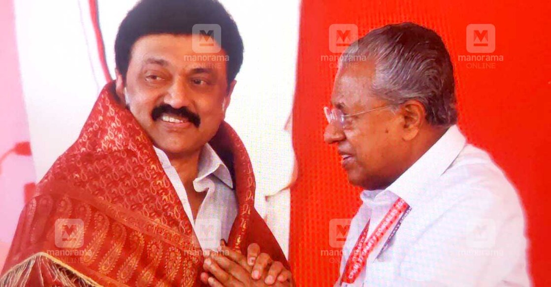 MK Stalin | Pinarayi Vijayan | CPM Party Congress സിപിഎം പാർട്ടി കോൺഗ്രസ് വേദിയിൽ തമിഴ്നാട് മുഖ്യമന്ത്രി എം. കെ. സ്റ്റാലിനെ സ്വീകരിക്കുന്ന മുഖ്യമന്ത്രി പിണറായി വിജയൻ. ചിത്രം: ഇ. വി. ശ്രീകുമാർ.