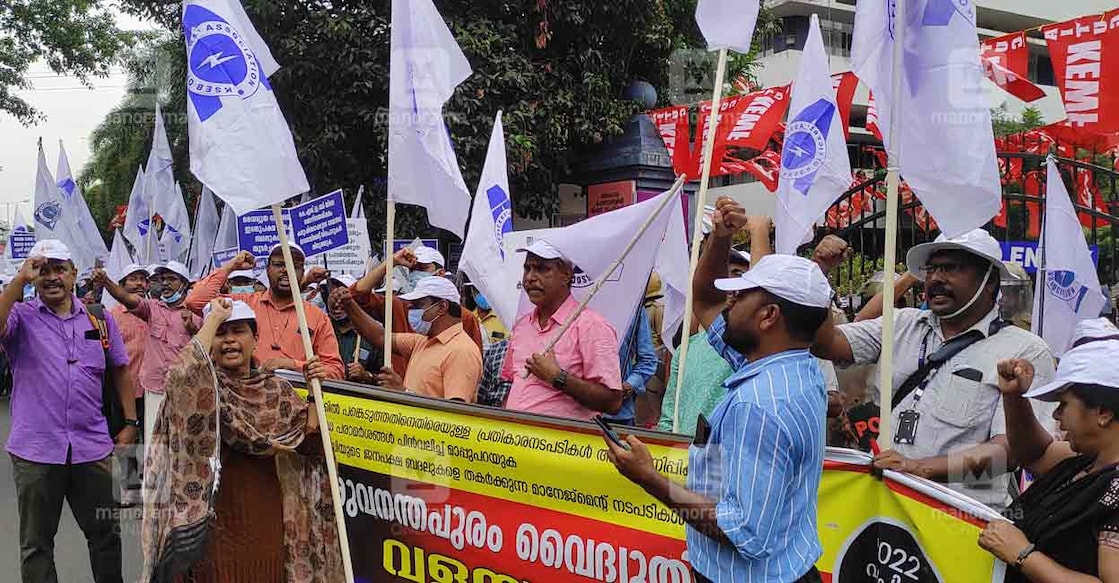 Protesting Union members outside Vydyuthi Bhavan. Photo: Manorama/Manoj Chemancheri