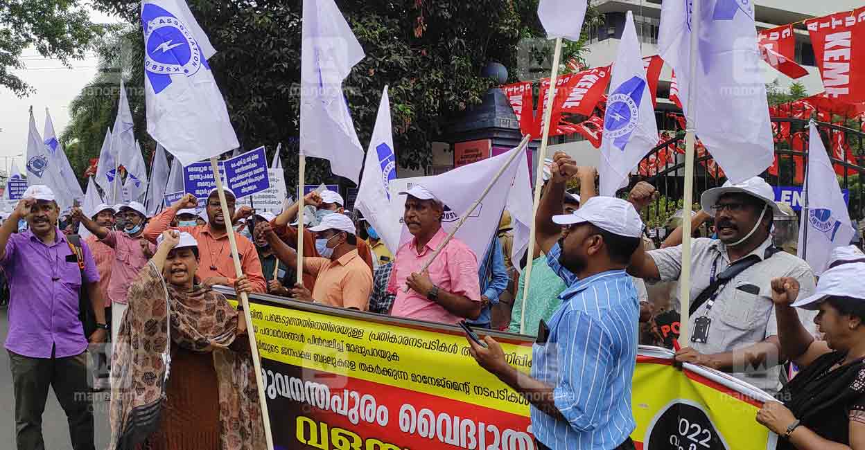 Protesting Union members outside Vydyuthi Bhavan. Photo: Manorama/Manoj Chemancheri