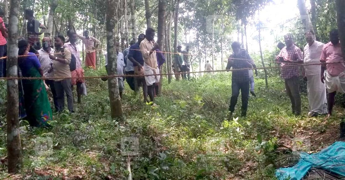Kollam Kottarakkara wife hacked to death by husband കൊട്ടാരക്കരയിൽ ഭർത്താവ് ഭാര്യയെ വെട്ടിക്കൊലപ്പെടുത്തിയ സ്ഥലത്തുനിന്നുള്ള ദൃശ്യം. ചിത്രം: മനോരമ