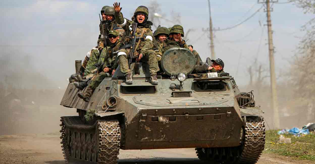 UKRAINE-CRISIS-MARIUPOL Service members of pro-Russian troops are seen atop of an armoured vehicle during Ukraine-Russia conflict in the southern port city of Mariupol, Ukraine April 21, 2022. REUTERS/Chingis Kondarov