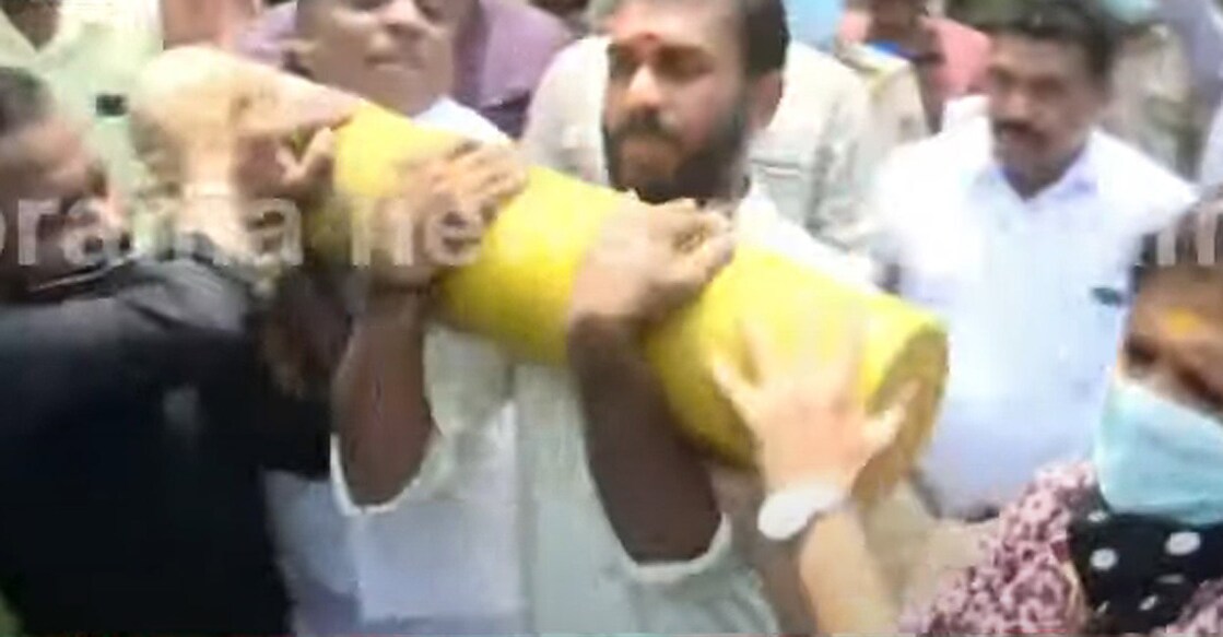 silver-line-protest-kannur-1 The protestors, who got into a scuffle with the police, uprooted and threw away the survey stone. Screengrab/MMTV