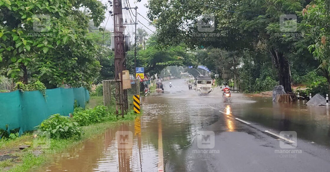 പാലാ മൂന്നാനിയിൽ റോഡിൽ വെള്ളം കയറിയപ്പോൾ