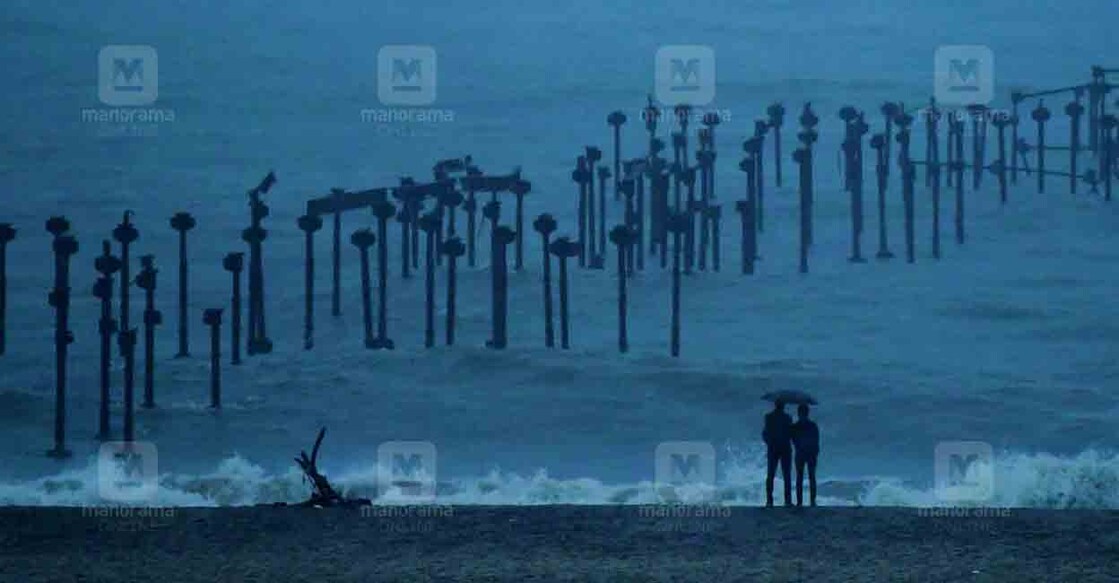 alappuzha-beach-rain-15