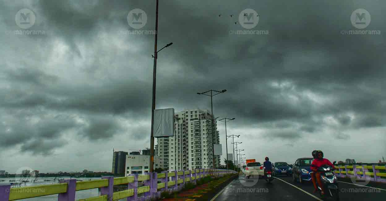 Rain clouds hover over the sky in Kochi. Photo: Josekutty Panackal/Manorama