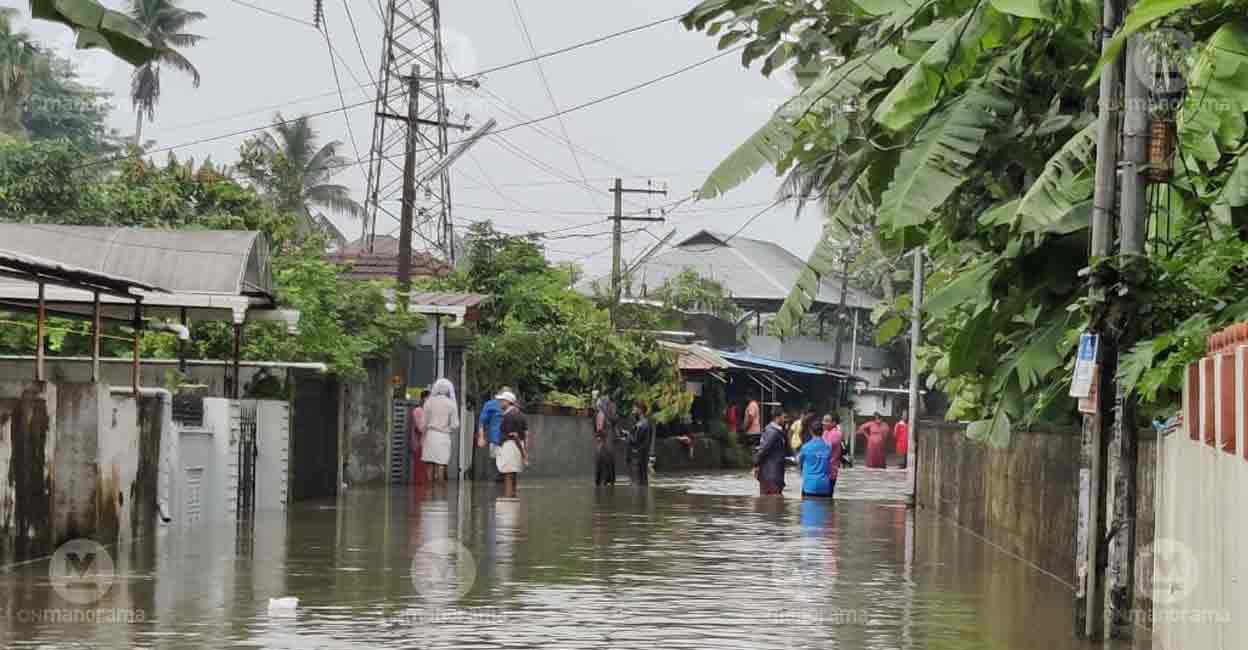 Kerala rains | Waterlogging throws life out of gear in Kochi, Orange ...