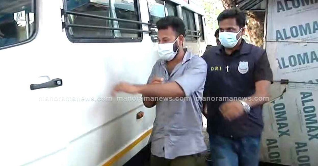 The accused in the drugs smuggling case being shifted to the vehicle of the Directorate of Revenue Intelligence. PHOTO: Manorama News