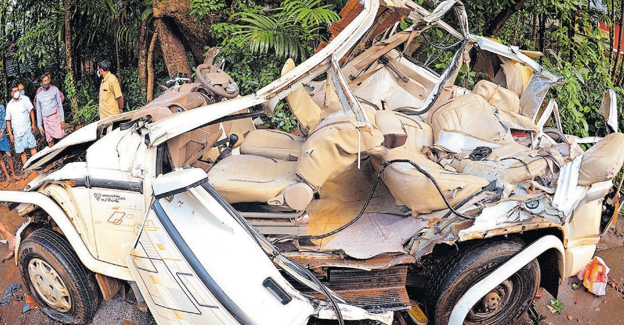 Gold smuggling Ramnattukara accident The car that met with an accident in Ramanattukara on June 2021. Photo: Manorama